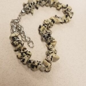 Handmade black and white chip  stone bracklet